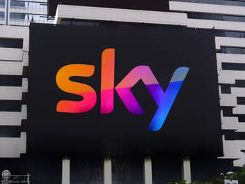 Sky Logo auf einer Plakatwand.