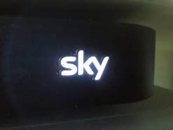 Sky-Logo auf einem Sky Q Receiver.