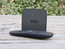 Der Sky Q IPTV mit Fernbedienung