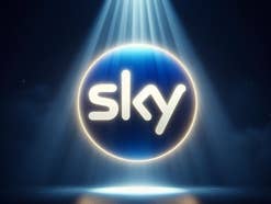 Logo von Sky im Scheinwerferlicht.