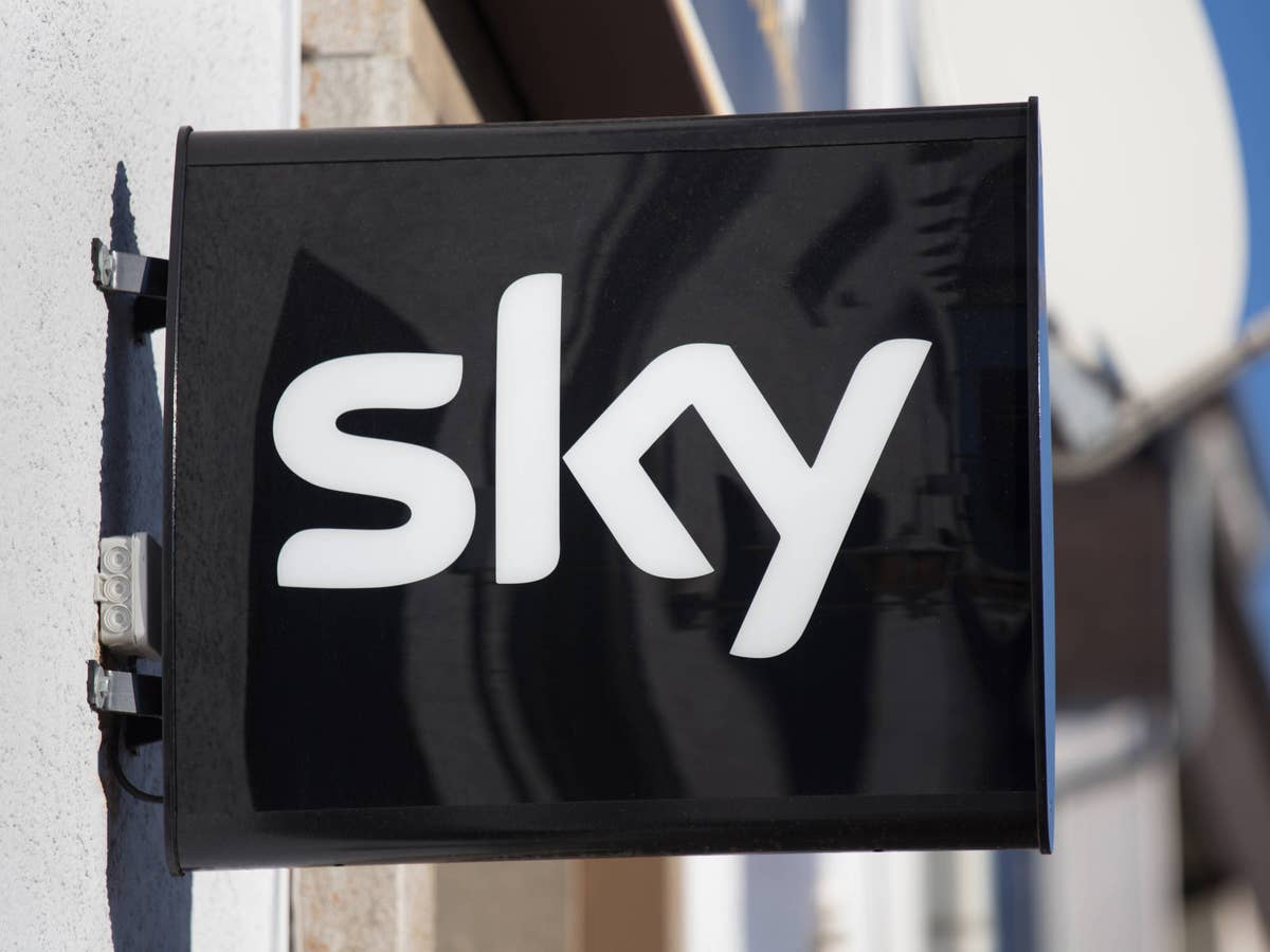 Sky startet mit brillanten Neuheiten durch Sky Logo an einer Außenfassade eines Gebäudes.