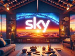 Sky Logo auf einer Leinwand in einem Wohnzimmer bei Sonnenuntergang.