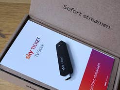 Der Sky Ticket TV Stick in der Box von Sky