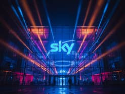 Logo von Sky im Licht von Scheinwerfern.