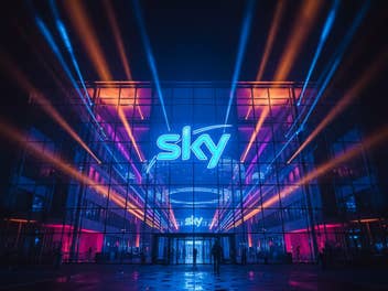 Logo von Sky im Licht von Scheinwerfern.