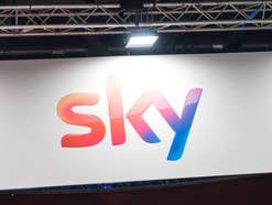 Sky Logo auf einer Leinwand.