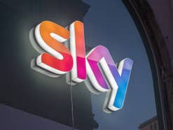 Sky Logo auf einer Hauswand