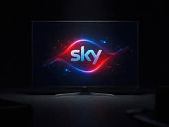 Sky-Logo auf dem Bildschirm eines Monitors.