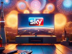 Logo von Sky auf einem Fernseher mit Feuerwerk im Hintergrund.