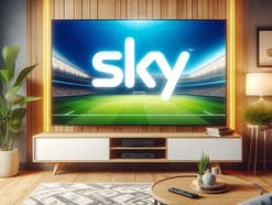 Logo von Sky auf einem Flachbildfernseher in einem Wohnzimmer.