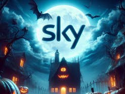 Sky zündet Neuheiten-Feuerwerk für alle Kunden Logo von Sky vor einem Halloween-Hintergrund.