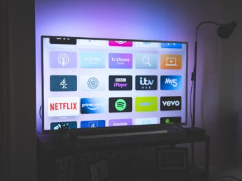 Leuchtender Smart TV in einem abgedunkelten Raum
