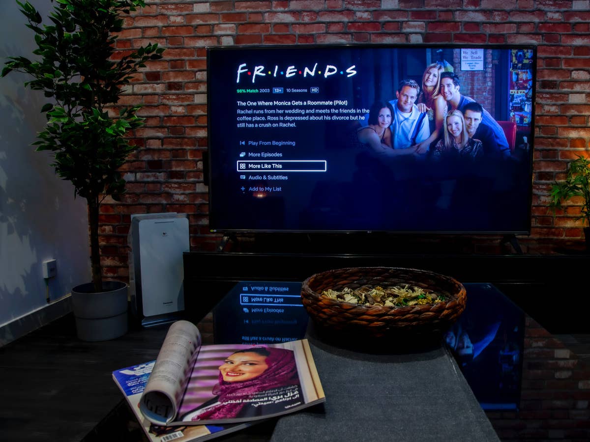 Smart TV kaufen Smart TV an einer Wand mit