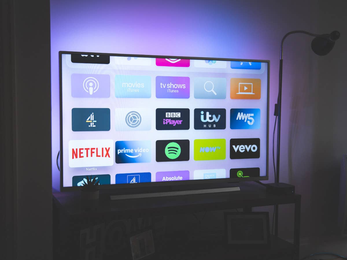 Leuchtender Smart TV in einem abgedunkelten Raum
