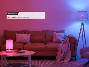 Ein Wohnzimmer ist in bunte Lichter gehüllt