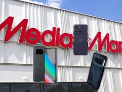 MediaMarkt-Store im Hintergrund, davor drei Smartphones, darunter das Pixel 10