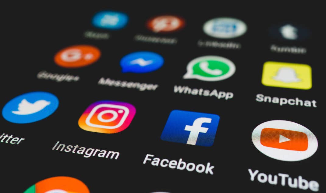 Apps auf dem Display eines Smartphones in der Nahaufnahme.