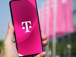 Smartphone auf dem das Telekom-Logo zu sehen ist