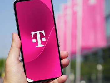 Smartphone auf dem das Telekom-Logo zu sehen ist
