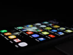 Smartphone-Display leuchtet in einem dunklen Raum.
