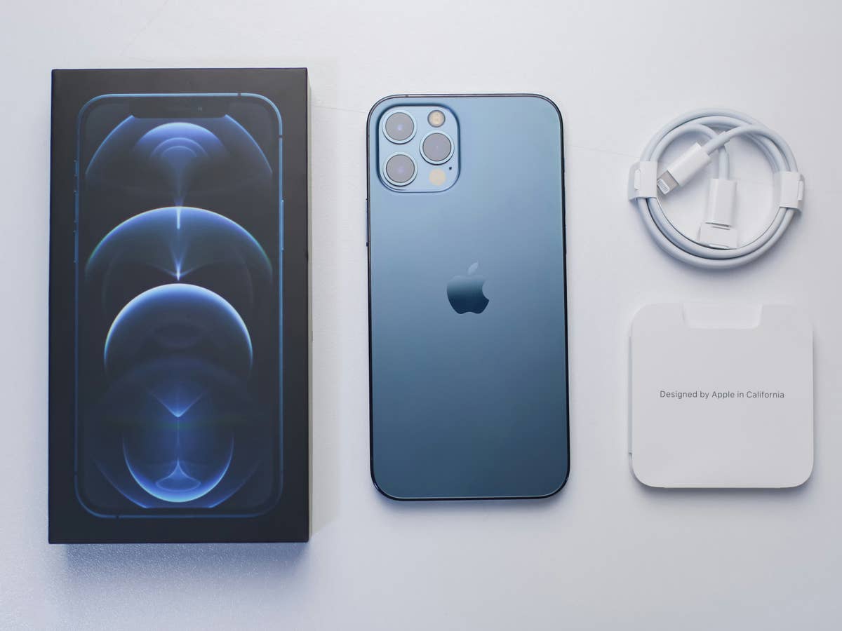 Ein iPhone mit seiner Verpackung