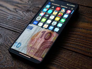 Smartphone mit einem Geldschein darauf