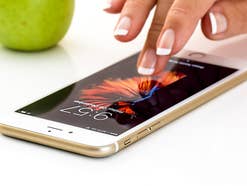 Smartphone Bedienung mit mit dem Finger Smartphone Bedienung mit mit dem Finger