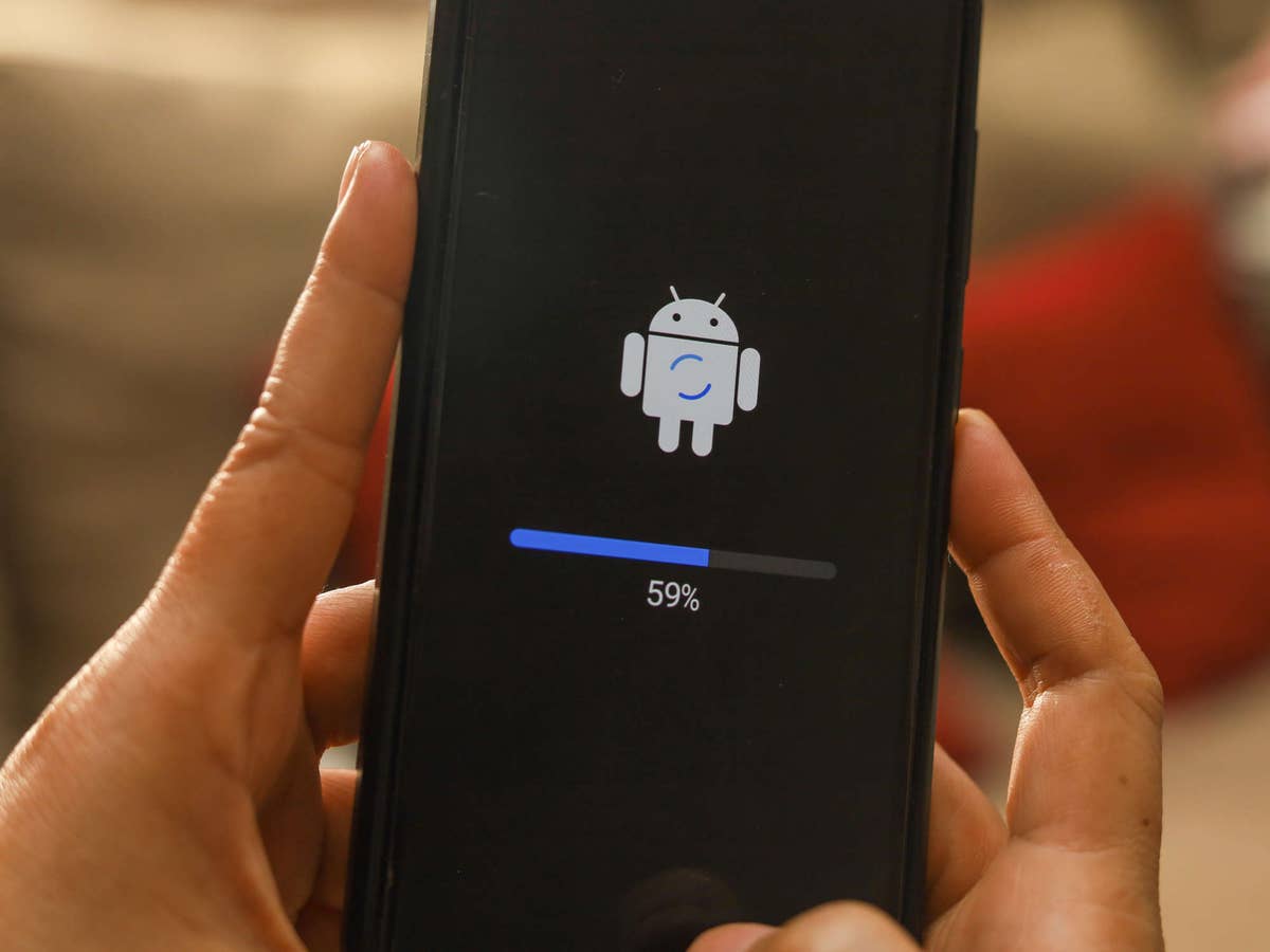 Update installiert sich auf einem Android-Smartphone.