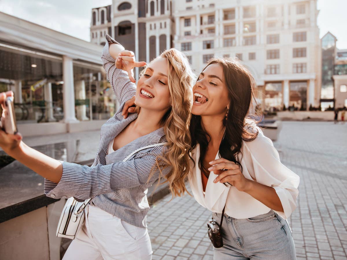 Zwei Freundinnen machen ein Selfie in der Stadt