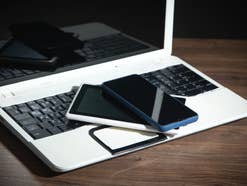 Smartphone, Tablet und Laptop auf einem Tisch