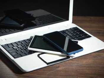 Smartphone, Tablet und Laptop auf einem Tisch