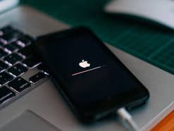 Jetzt aktualisieren: Neue Smartphone-Updates sind da Update wird auf einem iPhone von Apple installiert