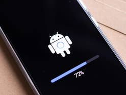 Smartphone-Update auf einem Android-Handy.