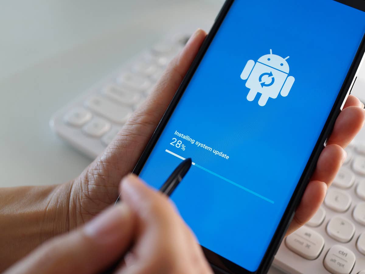 Neue Updates: Viele Handys erhalten neue Funktionen Auf einem Android-Smartphone installiert ein Update.