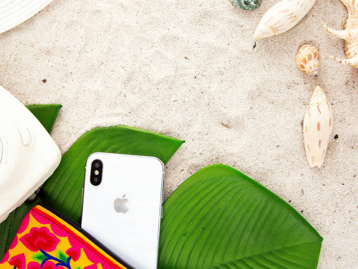 Ein Smartphone liegt in der Sommerhitze am Stand