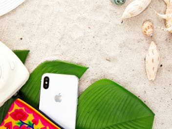 Ein Smartphone liegt in der Sommerhitze am Stand