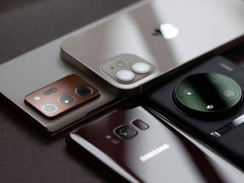 Viele Smartphones liegen auf einem Tisch