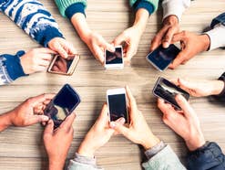 Smartphones in Händen Smartphones in Händen