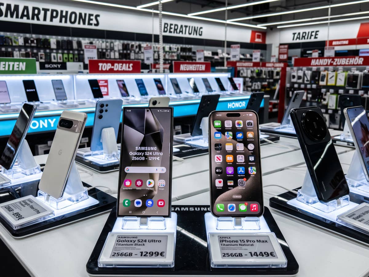 Schluss mit Schnäppchen: Warum dein nächstes Smartphone teurer wird Smartphones in einem Elektronikfachmarkt.