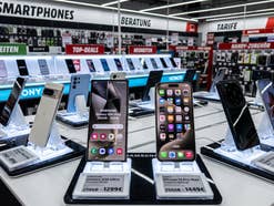 Smartphones in einem Elektronikfachmarkt.