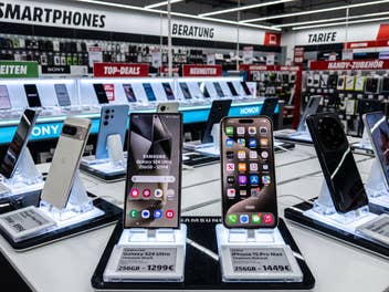 Smartphones in einem Elektronikfachmarkt.
