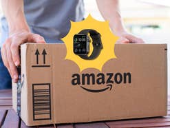 Ein Amazon Paket liegt auf einem Tisch.