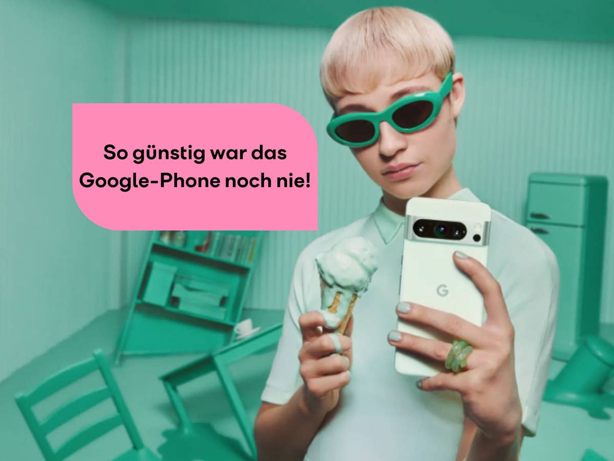 so-günstig-war-das-google-phone-noch-nie Person hält das Google Pixel 8 Pro in der Hand in einem mintfarbenen Raum