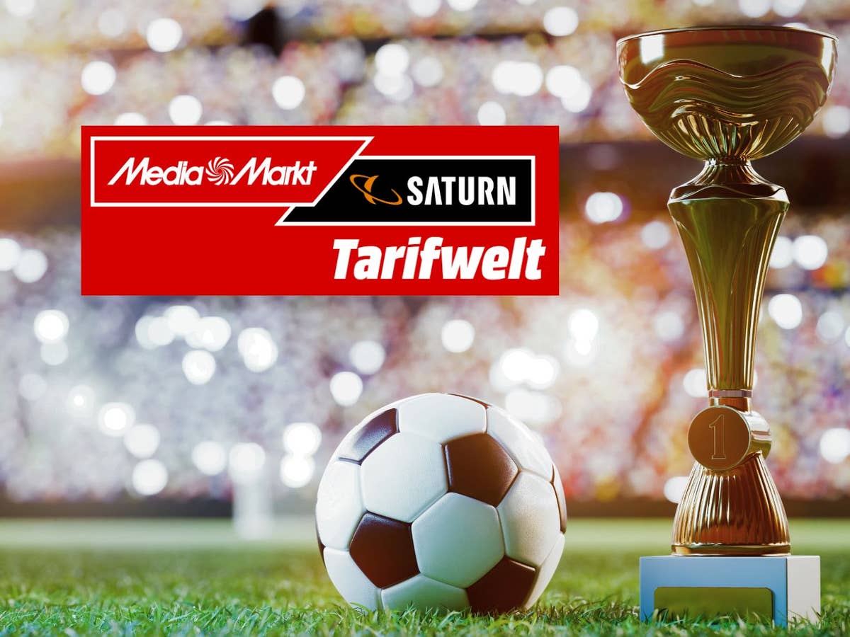 so-rettet-mediamarkt-mit-einem-1-euro-deal-die-wm Ein Fußball und ein Pokal im Vordergrund, dahinter ein Rasen und ein gefülltes Stadion Darauf das MediaMarkt/Saturn-Logo der Tarifwelt.
