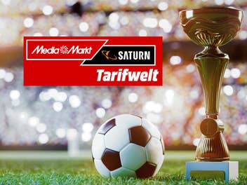Ein Fußball und ein Pokal im Vordergrund, dahinter ein Rasen und ein gefülltes Stadion Darauf das MediaMarkt/Saturn-Logo der Tarifwelt.