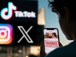 Ein Jugendlicher sieht auf seinem Smartphone, dass er sich nicht bei Social Media einloggen kann. Im Hintergrund leuchten aber die Logos von Instagram, X und TikTok