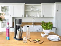 Lidl Preiskracher: SodaStream Duo zum Top-Preis kaufen Sodastream Duo steht auf einem Küchentisch