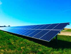 PV-Anlage auf Grünfläsche