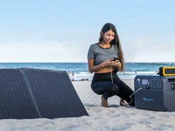 Ein mobiles Solar-Kraftwerk am Strand