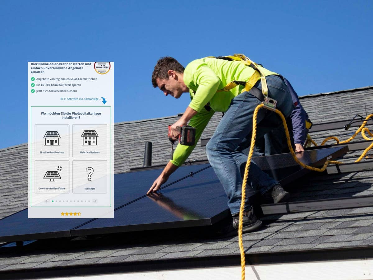 Eine Person installiert eine Solar-Anlage auf einem Dach; ein Handy-Screenshot eines Online-Kosten-Rechners ist eingeblendet